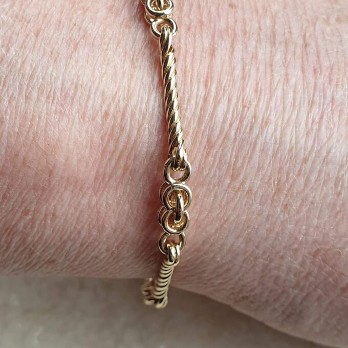 Fancy Twist Bar Bracelet in 9ct Gold,  7 3/4 inches.