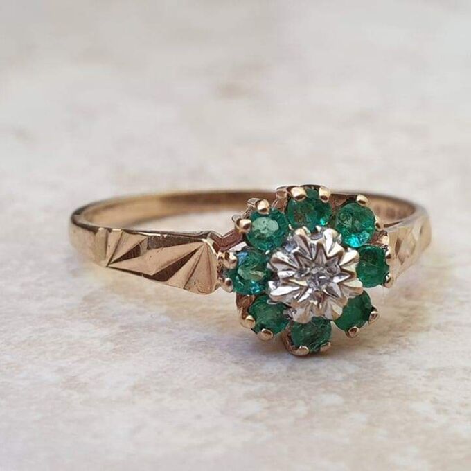 Agate and Diamond Cluster Ring in 9ct Gold, a UK N 1/2 or a US 7 1/4