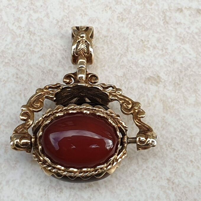 Cabochon Three Stone Spinner Pendant in 9ct Gold