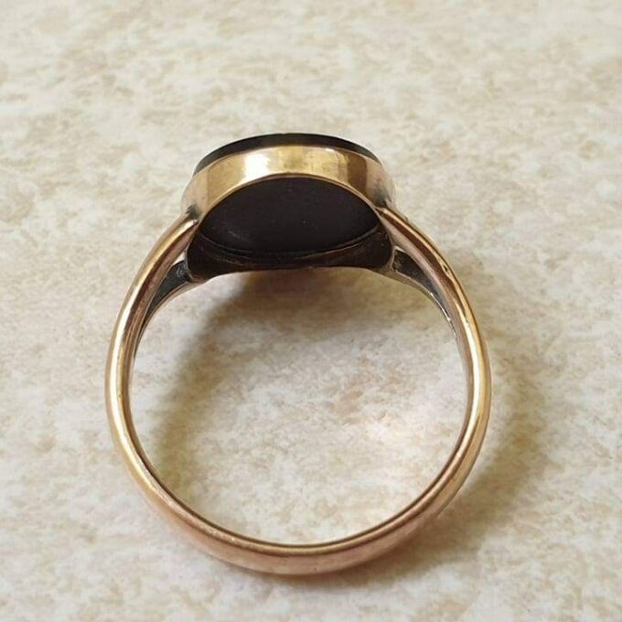 Onyx Solitaire Ring in 9ct Gold, a UK G or a US 3 1/2