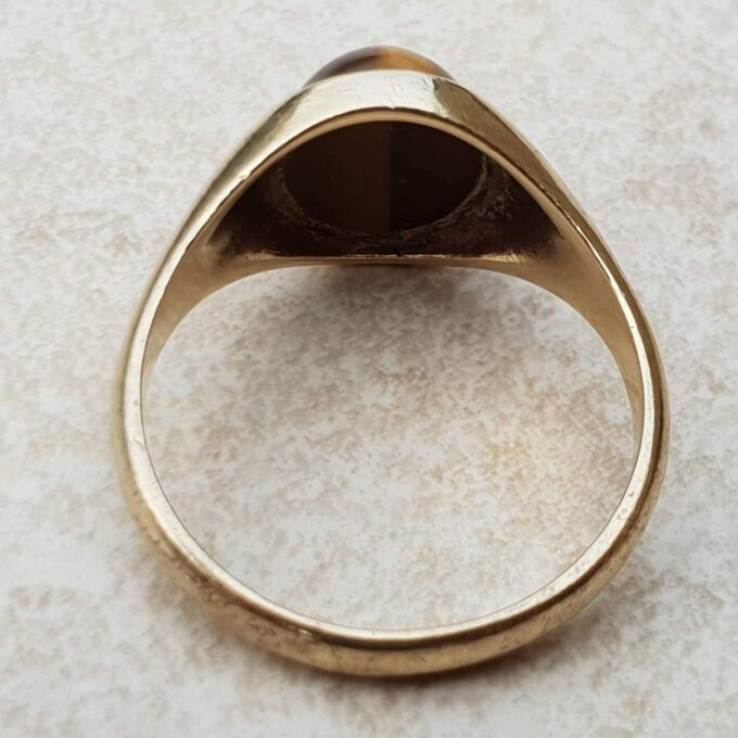 Tigers Eye Signet Ring in 9ct Gold, a UK N 1/2 or a US 7 1/4.