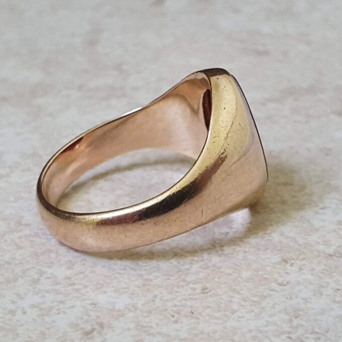 Heavyweight Carnelian Signet Ring in 9ct Gold.