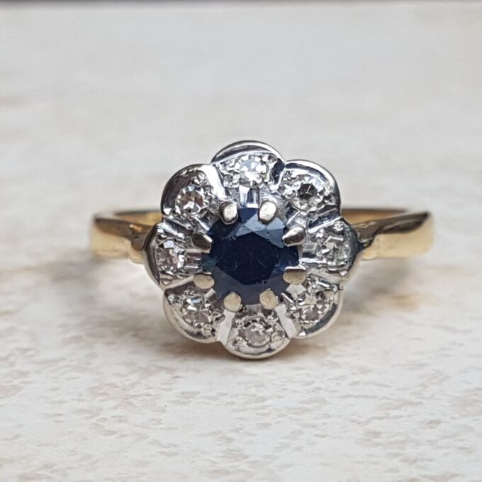 Antique Sapphire and Diamond Daisy Ring in 18ct Gold, a UK I 1/2 or a US 4 3/4.