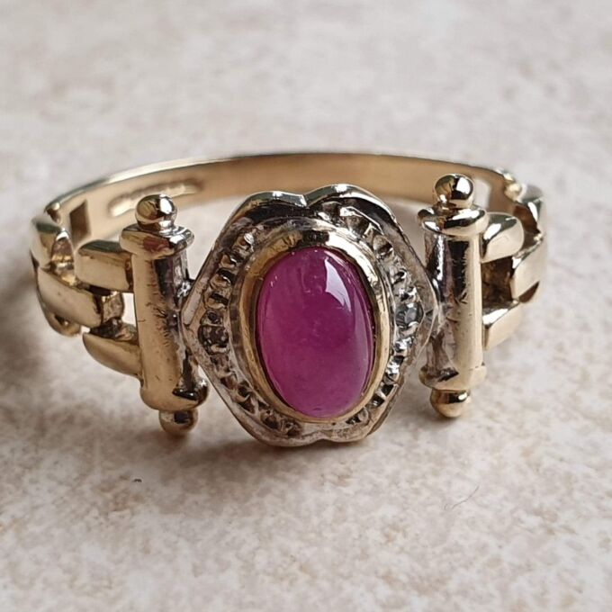 Ruby Cabochon Ring in 9ct Gold, a UK N 1/2 or a US 7 1/4