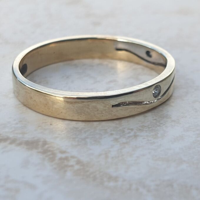 Diamond Set Wave Ring in 9ct Gold.