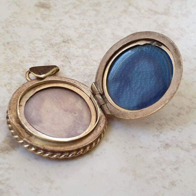 Unusual Circular Locket in 9ct Gold