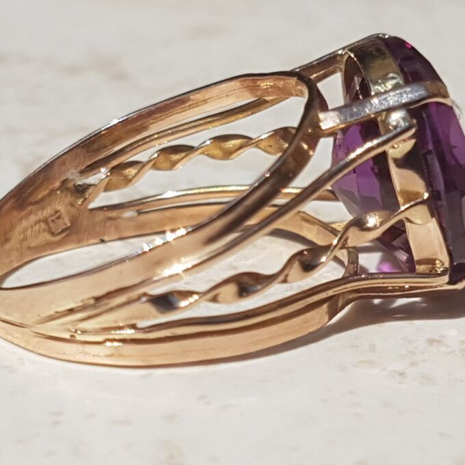 Beautiful Colour Change Sapphire Ring in 12ct Gold, a UK N 1/2 or a US 7 1/2.