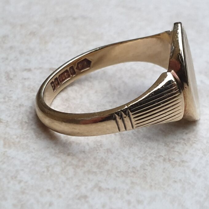 Sunray Signet Ring in 9ct Gold, a UK S 1/2 or a US 9 3/4