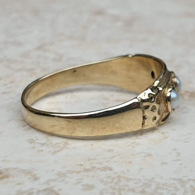 Pearl and Ruby Ring in 9ct Gold, a UK N 1/2 or a US 7 1/4.