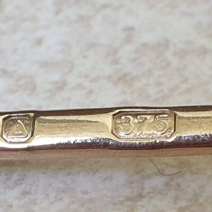 Feature Hallmark T Bar in 9ct Gold