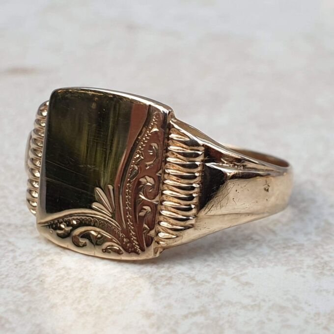 Part Engraved Signet Ring in 9ct Gold,  a UK S or a US 9.