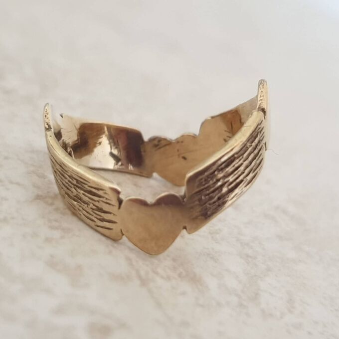 Heart Double Wishbone or Chevron Ring in 9ct Gold, a UK O or a US 7 1/4.