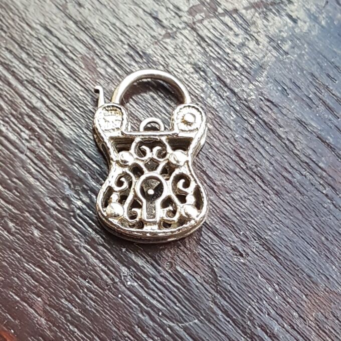 Unusual Purse or Bag Shaped Ornate Lock Padlock in 9ct Gold, not a Heart!