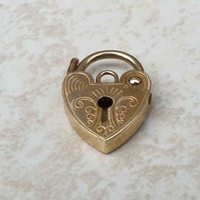 Tiny Heart Padlock in 9ct Gold