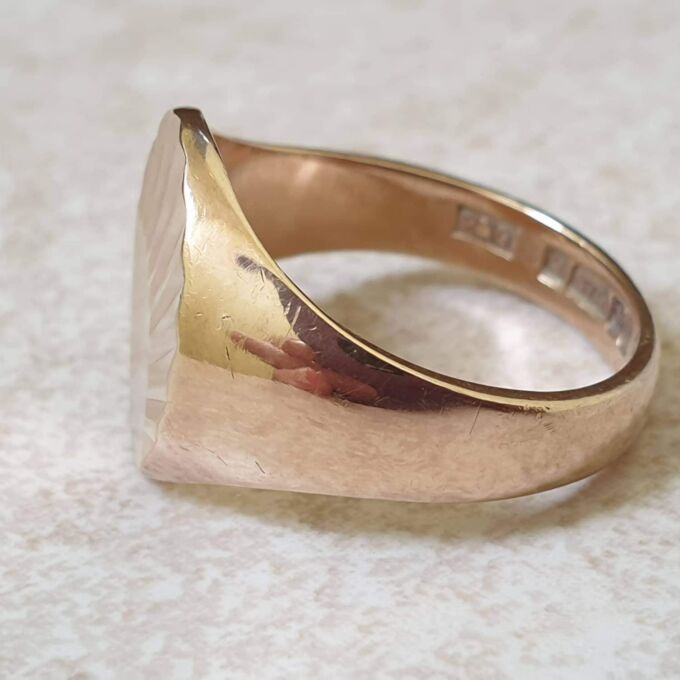 Oval Sunray Signet Ring in 9ct gold, a UK O or a US 7 1/4