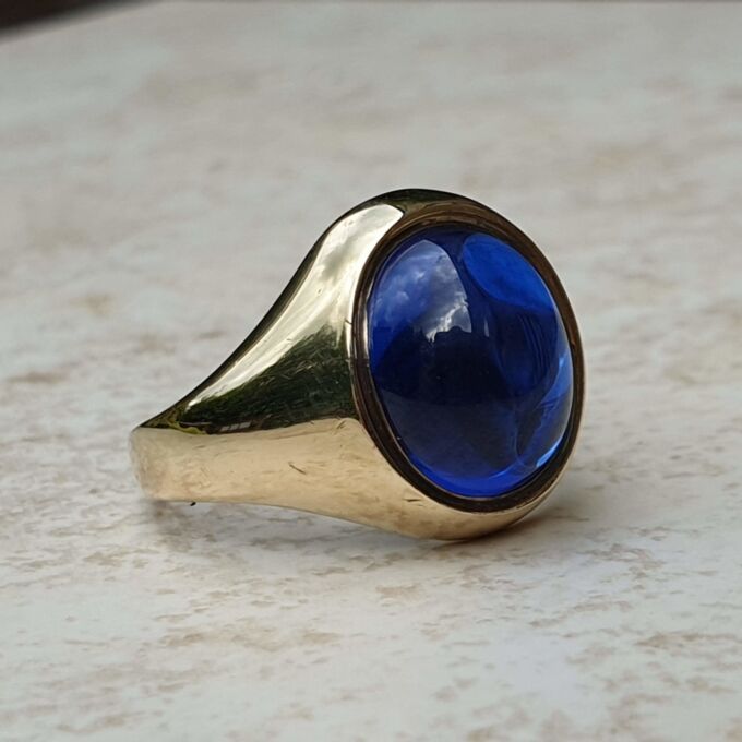 Synthetic Sapphire Cabochon Signet Ring in 9ct Gold, a UK P 1/2 or a US 8.