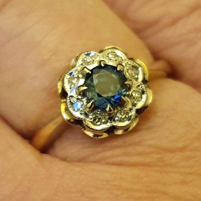 Sapphire and Diamond Daisy Ring in 18ct Gold,  a UK J or a US 5.