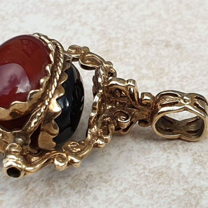 Cabochon Three Stone Spinner Pendant in 9ct Gold