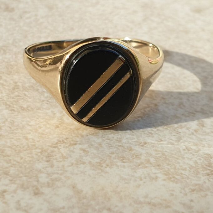 Oval Onyx Striped Signet Ring in 9ct Gold, a UK S or a US 9 1/2