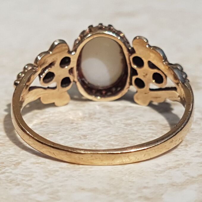 Sale – Opal and Chrysoprase Ring in 9ct Gold, a UK size N or a US 7 1/4.