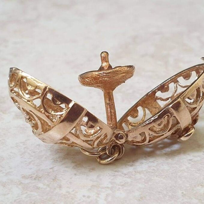 Reserved – Intricate Opening Egg Pendant in 9ct Gold.