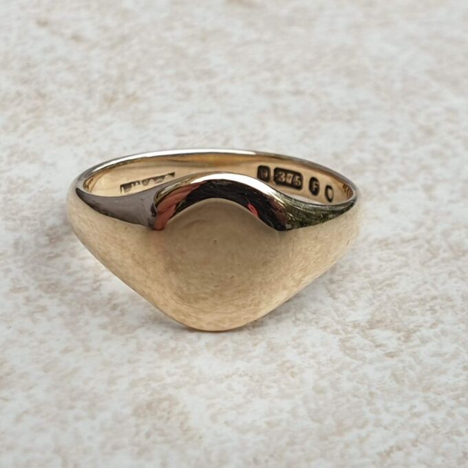 Classic Vintage Signet Ring in 9ct Gold, a UK L or a US 6