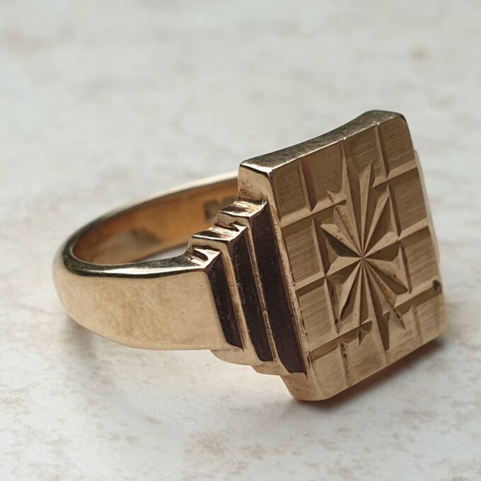 Heavy Checkerboard Design Signet Ring in 9ct Gold, a UK O or a US 7 1/2.