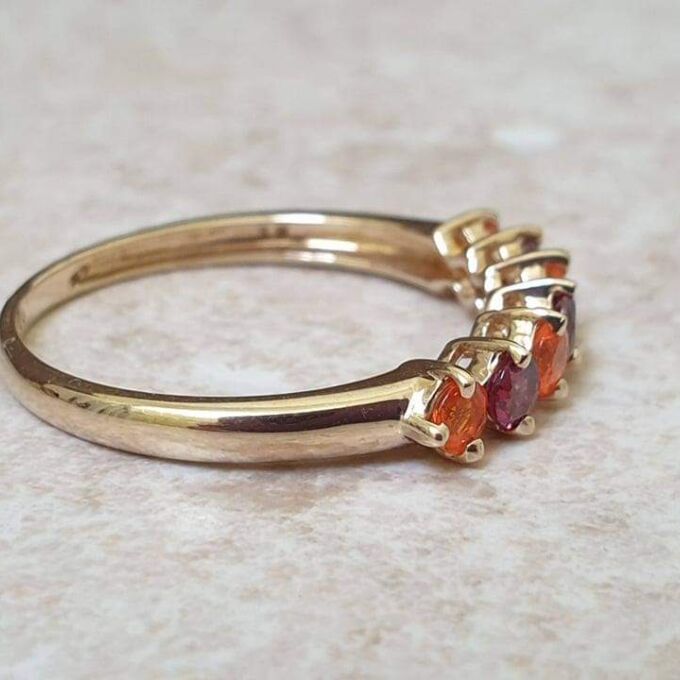 Gorgeous Garnet Ring in 9ct Gold.