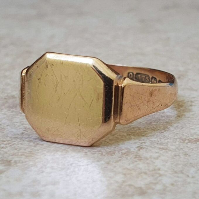 Plain Signet ring in 9ct Gold.