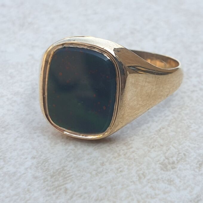 Bloodstone Signet Ring in 9ct Gold, a UK S 1/2 or a US 9 1/2
