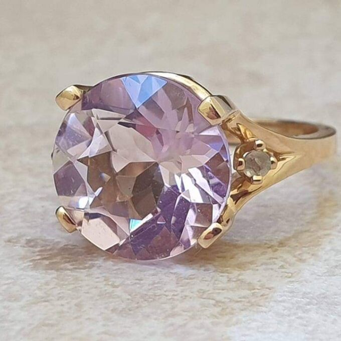 Pale Amethyst and White Topaz Ring in 9ct Gold, a UK K 1/2 or a US 5 3/4