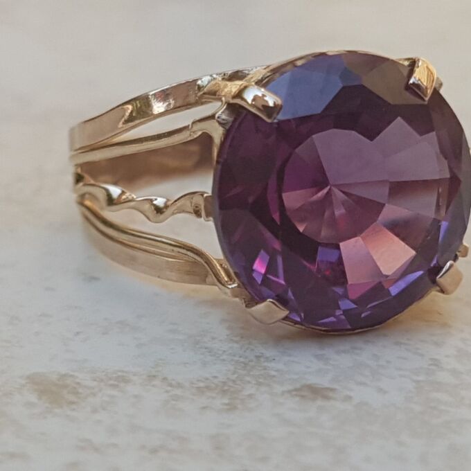 Beautiful Colour Change Sapphire Ring in 12ct Gold, a UK N 1/2 or a US 7 1/2.