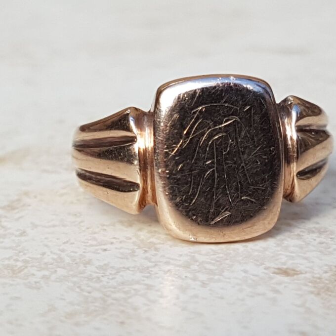 Adorable Antique Signet Ring in 9ct Rose Gold, a UK R 1/2 or a US 9 1/4.