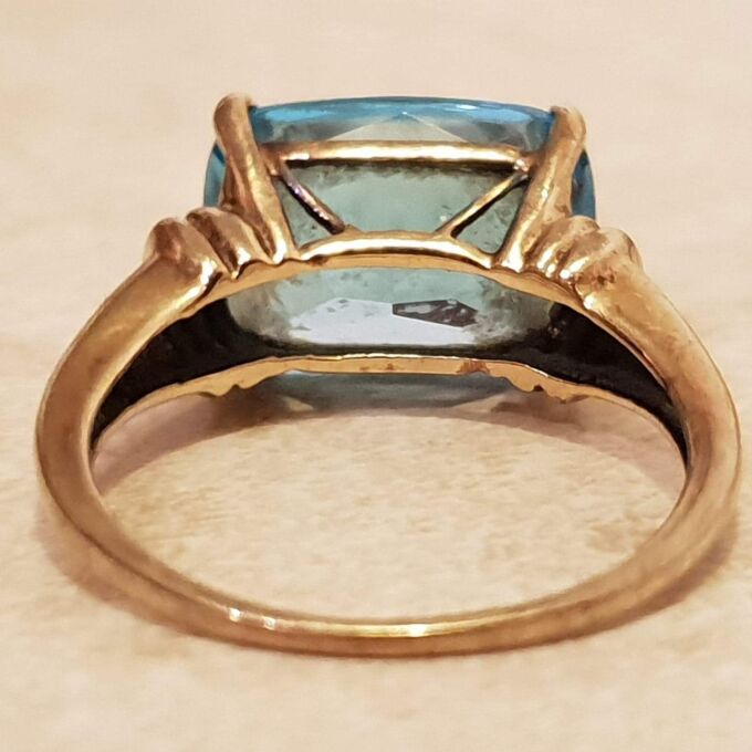 Vibrant East West Topaz Ring in 9ct Gold, a UK P or a US 8.