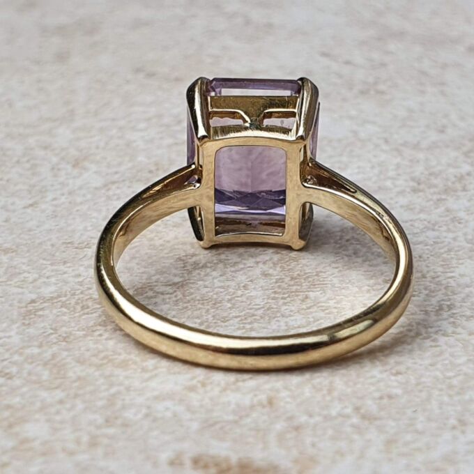 Amethyst Solitaire Ring in 9ct Gold.