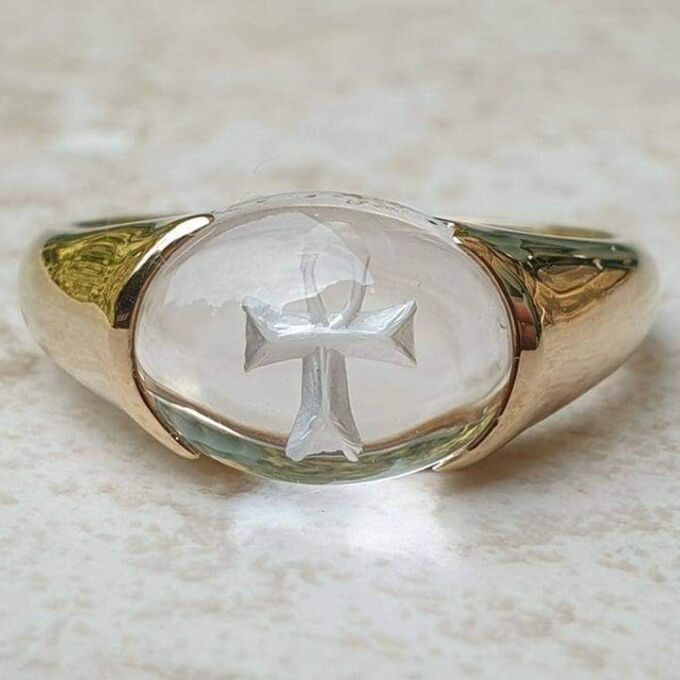 Rock Crystal Ankh Ring in 9ct Gold, a UK Q 1/2 or a US 8 3/4