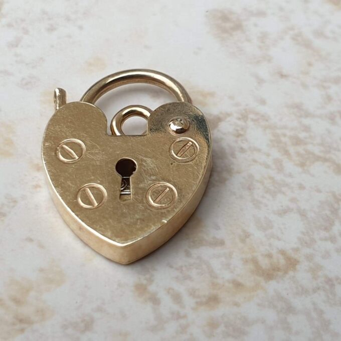 Simple Small Heart Padlock in 9ct Gold.