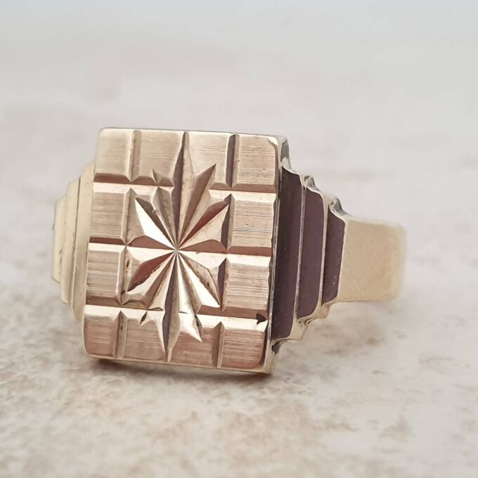 Heavy Checkerboard Design Signet Ring in 9ct Gold, a UK O or a US 7 1/2.