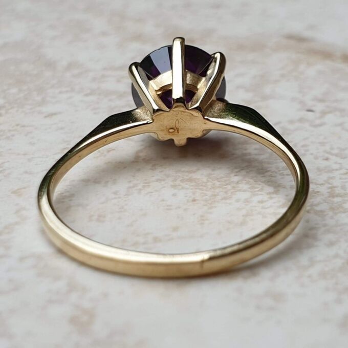 Sale – Fabulous Violet Paste Solitaire 9ct Gold Ring, a UK N 1/2 or a US 7 1/4.