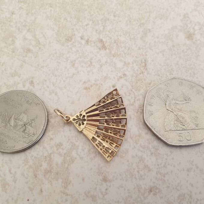 Filigree Ornate Fan Pendant Charm in 9ct Gold