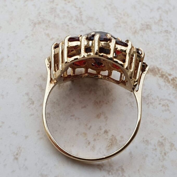 Big Garnet Cluster Ring in 9ct Gold, a UK L or a US 5 3/4