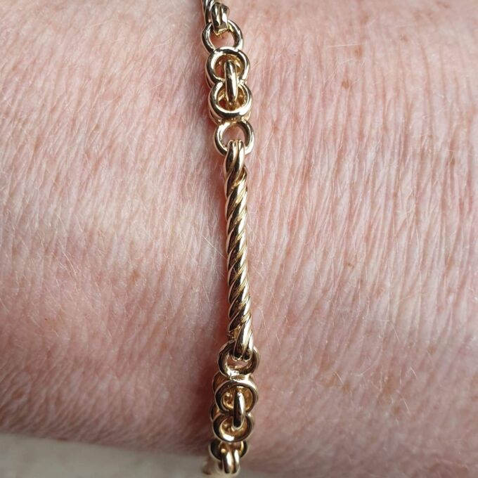 Fancy Twist Bar Bracelet in 9ct Gold,  7 3/4 inches.