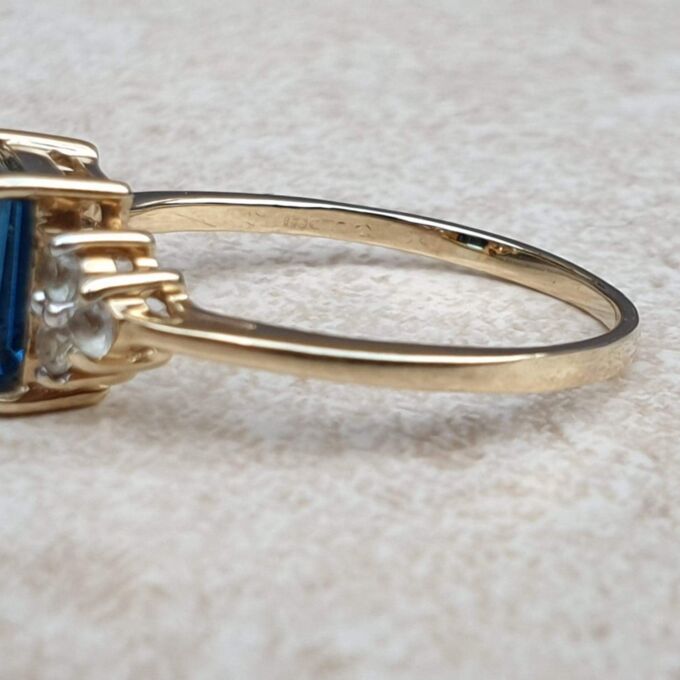 Topaz Ring in 9ct Gold,  a UK Q 1/2 – R or a US 8 3/4.