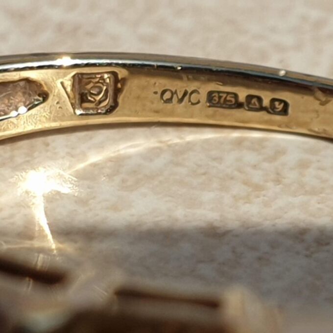 Garnet and Citrine Five Stone Ring in 9ct Gold,  a UK P 1/2 or a US 8 1/4.