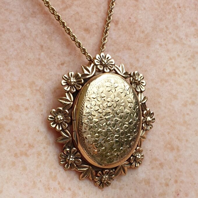 Incredibly Ornate Locket with Brooch and Pendant Options in 9ct Gold.