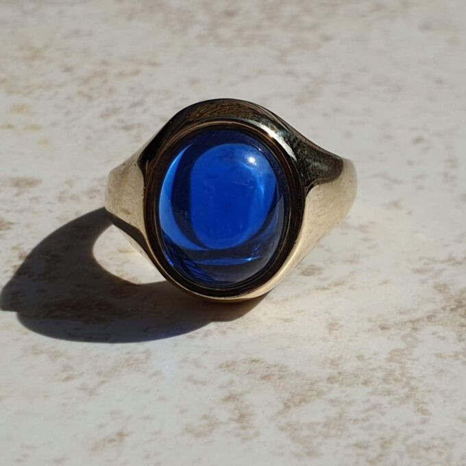 Synthetic Sapphire Cabochon Signet Ring in 9ct Gold, a UK P 1/2 or a US 8.