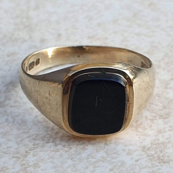Squared Onyx Signet Ring in 9ct Gold, a UK J 1/2 or a US 5 1/4