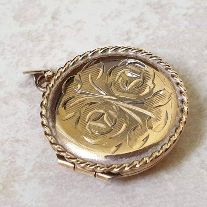 Unusual Circular Locket in 9ct Gold