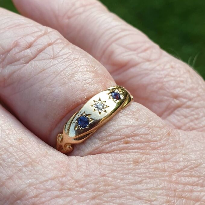 Sapphire and Diamond Three Stone Ring in 18ct Gold, a UK K or a US 5 1/2