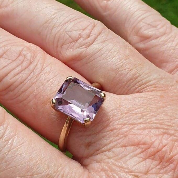 Amethyst Solitaire Ring in 9ct Gold.